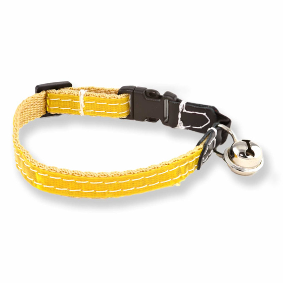 Auf dem Bild zu sehen ist ein Katzenhalsband mit Reflektor, Glocke und Sicherheitsgummiband in gelb