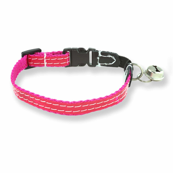 Auf dem Bild zu sehen ist ein Katzenhalsband mit Reflektor, Glocke und Sicherheitsgummiband in pink