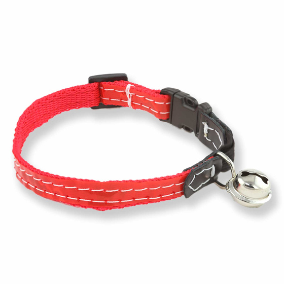 Auf dem Bild zu sehen ist ein Katzenhalsband mit Reflektor, Glocke und Sicherheitsgummiband in rot