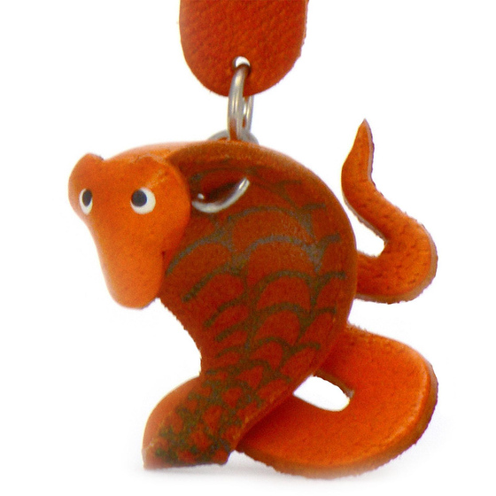 Auf dem Bild zu sehen ist eine Schlange aus Leder als Schlsselanhnger Figur