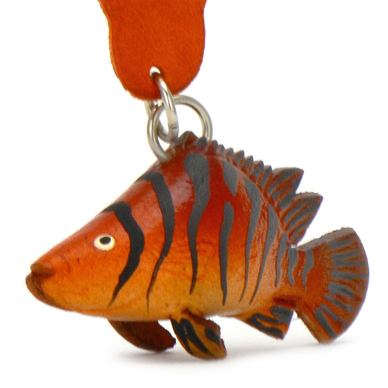 Auf dem Bild zu sehen ist ein Barsch Fisch aus Leder als Schlsselanhnger Figur
