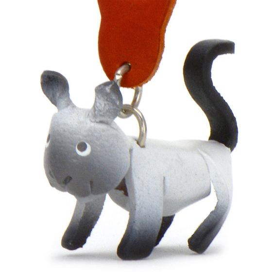 Auf dem Bild zu sehen ist eine Katze aus Leder als Schlsselanhnger Figur