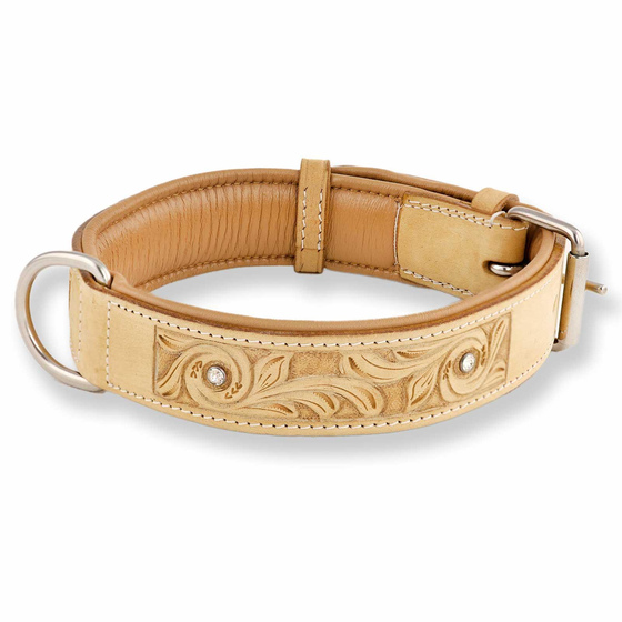 Auf dem Bild ist ein Hundehalsband aus Leder beige handgeschnitzt mit Swarovski-Kristallen M zu sehen
