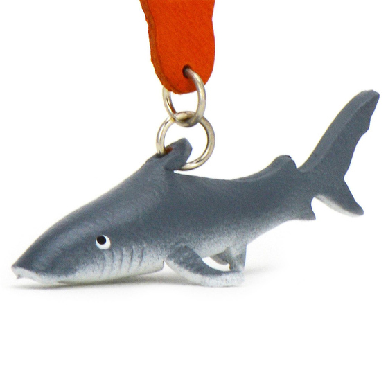Auf dem Bild zu sehen ist ein Haifisch aus Leder als Schlsselanhnger Figur