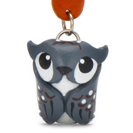 Auf dem Bild zu sehen ist eine Eule aus Leder als Schlsselanhnger Figur