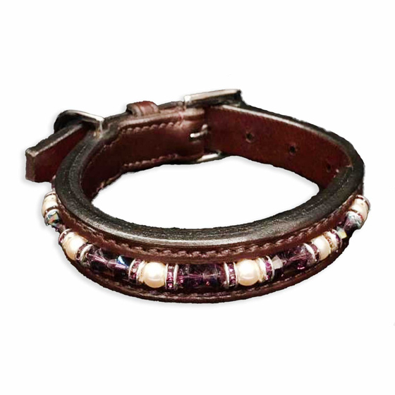 Auf dem Bild ist ein Hundehalsband als Halsband fr Hunde aus echt Leder in Havana braun - 20mm breit mit Swarovski Kristallen verstellbar 27 bis 32cm in der Gre S-XS zu sehen