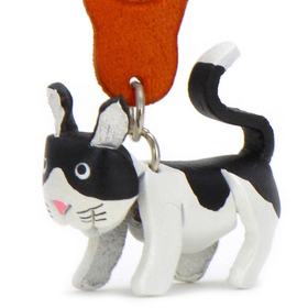 Auf dem Bild zu sehen ist eine Katze aus Leder als...