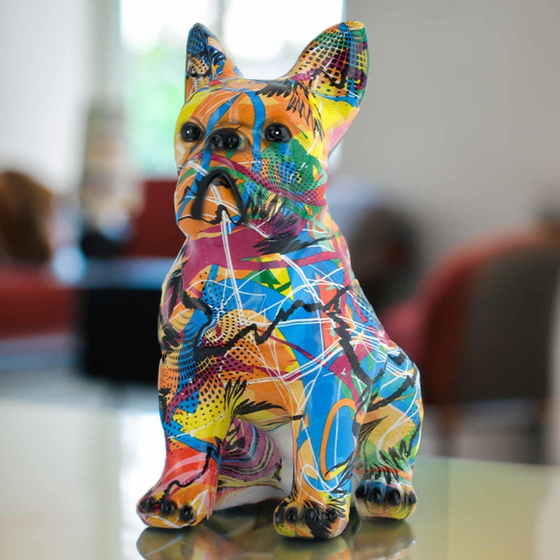 Auf dem Bild ist eine Bulldoggen Hundefigur aus Kunstharz als Statue fr den fr den Garten