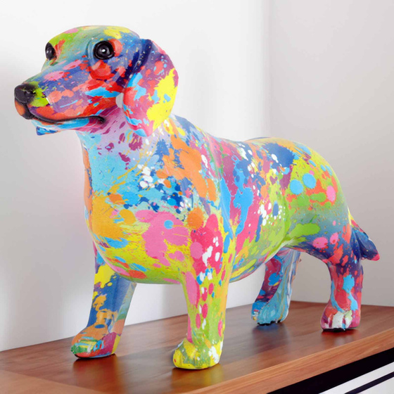 Auf dem Bild ist eine Dackel Hundefigur aus Kunstharz als Statue fr den fr den Garten