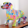 Auf dem Bild ist eine Dackel Hundefigur aus Kunstharz als Statue für den für den Garten