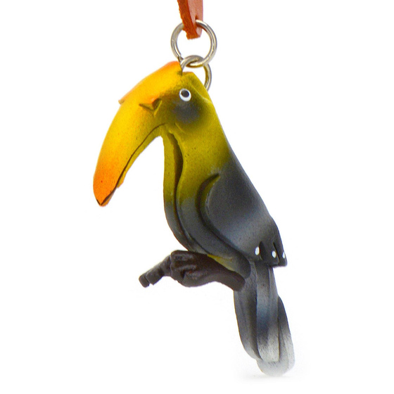 Auf dem Bild zu sehen ist ein Nashornvogel aus Leder als Schlsselanhnger Figur