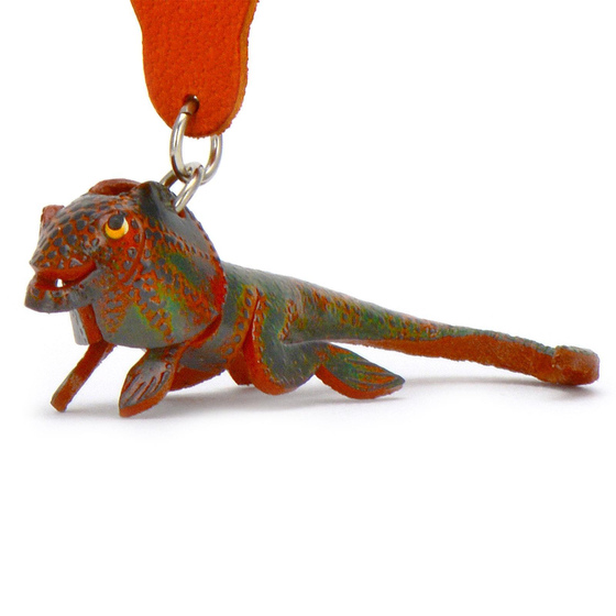 Auf dem Bild zu sehen ist eine Kragenechse aus Leder als Schlsselanhnger Figur