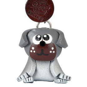 Auf dem Bild zu sehen ist ein kleiner Mops Hund aus Leder...