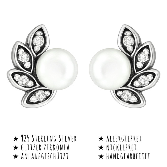 Das Bild mit Beschreibung zeigt Damen Ohrringe Antike Ohrstecker aus 925 Sterling Silver echt Silber mit 8 Kristallen 2 synthetische Perlen